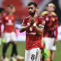 Bruno Fernandes dari Manchester United menyapa setelah pertandingan Premier League Summer Series antara Manchester United dan Everton FC di Stadion Mercedes-Benz pada 3 Agustus 2025 di Atlanta, Georgia. (AJ Reynolds/Getty Images via AFP)