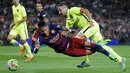 Penyerang Barcelona, Neymar (tengah) terjatuh saat dilanggar gelandang Levante, Angel Trujillo Pada lanjutan Liga Spanyol di stadion Camp Nou, Senin (21/9/2015). Barcelona menang telak atas Levante dengan skor 4-1. (REUTERS/Susana Vera)