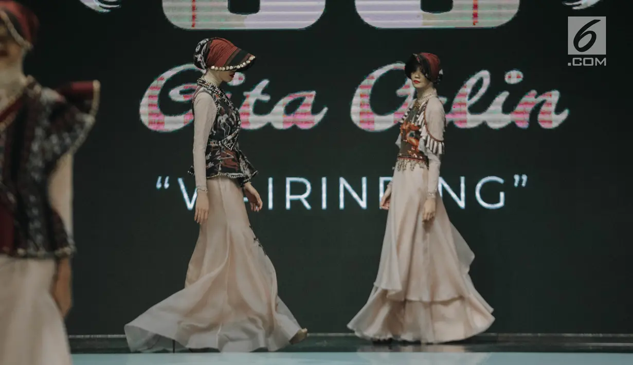 Model mengenakan busana rancangan Gita Orlin pada ajang Indonesia Fashion Week (IFW) 2019 di Jakarta Convention Center, Kamis (28/3). Desian Gita Orlin kali ini terinspirasi dari kecantikan “Tenun Sumba” yang bertajuk “Wairinding". (Liputan6.com/Faizal Fanani)
