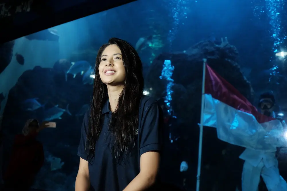 Seaworld Ancol merayakan HUT RI 72 dengan pengibaran bendera di bawah laut