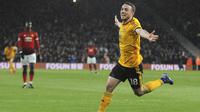 Striker Wolverhampton Wanderers, Diogo Jota, merayakan gol ke gawang Manchester United pada laga Premier League 2019 di Stadion Molineux, Selasa (2/4). Wolverhampton menang 2-1 atas Manchester United. (AP/Rui Vieira)