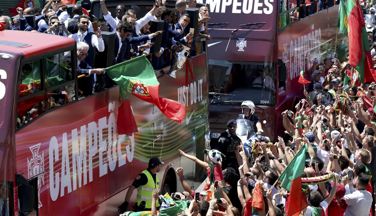 Sambutan hangan fans saat melihat timnas meraih juara piala Eropa 2016 di di Lisbon, Portugal, (11/7/2016). (EPA/Setven Governo)