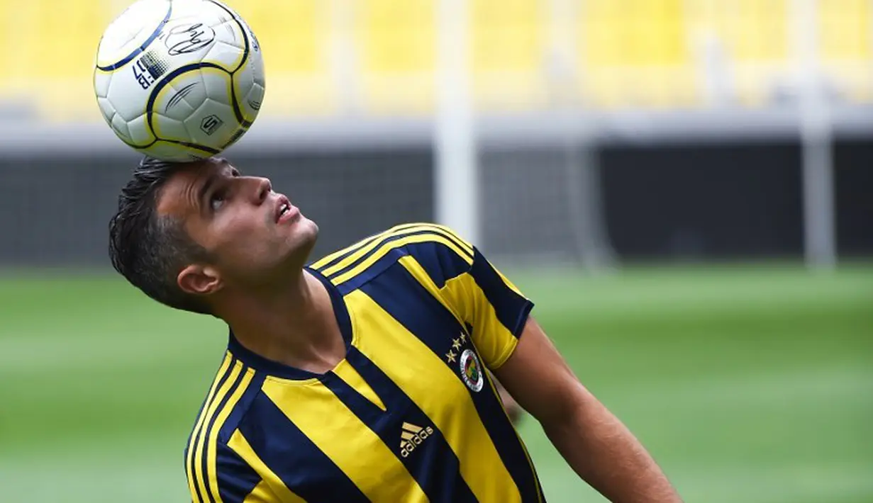 Robin van Persie mendapat sambutan hangat saat diperkenalkan secara resmi kepada publik di markas Fenerbahce, Stadion Sukru Saracoglu, Istanbul, Turki. (14/7/2015). (AFP PHOTO/OZAN KOSE)