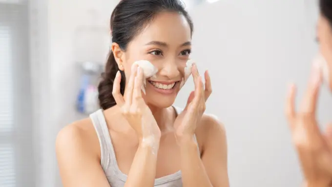 Tips Memilih Sabun Pembersih Wajah untuk Pemilik Kulit Berminyak, Yakin Sudah Tepat?