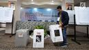 Panitia membawa kotak suara saat proses rekapitulasi penghitungan suara Pemilu 2019 tingkat Kota Jakarta Selatan di Hotel Maharaja, Jakarta, Selasa (7/5/2019). Proses penghitungan suara diselenggarakan selama tiga hari. (Liputan6.com/Herman Zakharia)