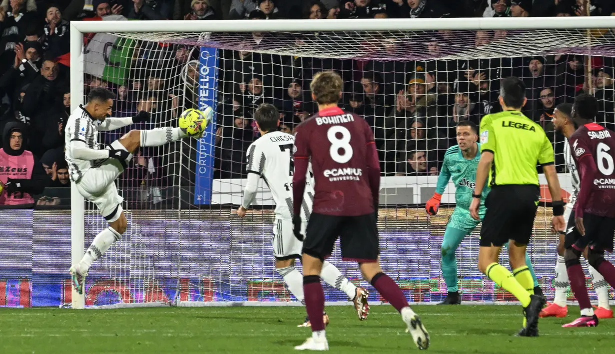 Bek Juventus Brasil Danilo (Kiri) menyelamatkan bola di garis kipernya pada pekan ke-21 Liga Italia 2022/2023 di Stadio Arechi, Rabu dini hari WIB (8/2/2023).  Juventus tampil tidak terlalu dominan, tetapi cukup efektif dalam melancarkan serangan. (Photo by Andreas SOLARO / AFP)