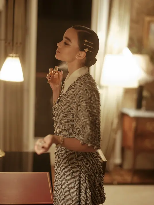 Whitney Peak memakai tunik wol monokromatik hitam dan putih. Yang disulam dengan berlian imitasi dan kamelia.