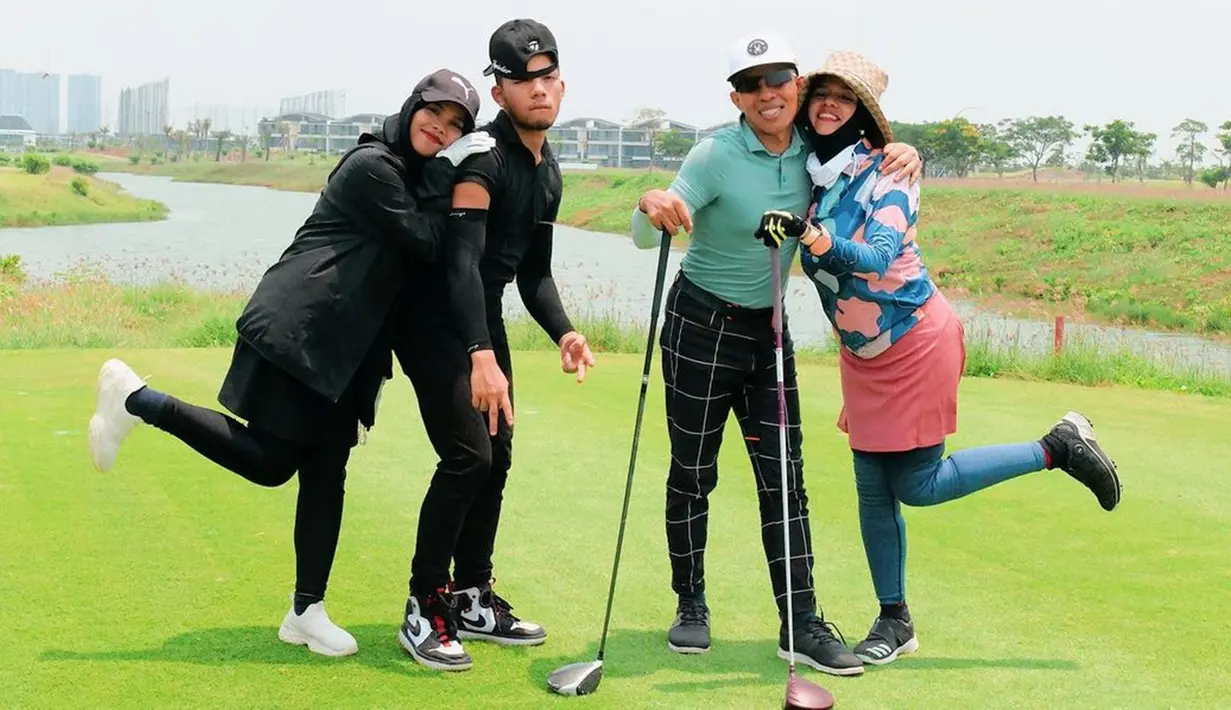 Tak hanya seorang diri, suami serta anak-anak dari Gen Halilintar juga diketahui aktif bermain golf. Potret kebersamaan keluarga selebriti ini saat bermain golf juga tak lepas dari sorotan. (Liputan6.com/IG/@genifaruk)