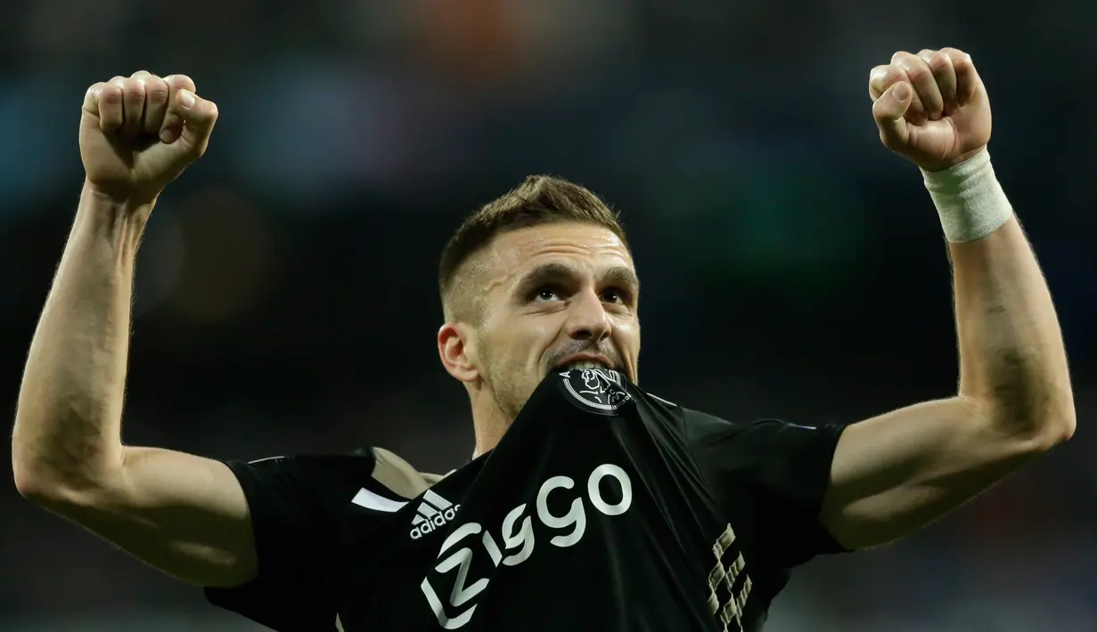 Selebrasi pemain depan Ajax Amsterdam Dusan Tadic usai mencetak gol ke gawang Real Madrid pada leg kedua babak 16 besar Liga Champions di Stadion Santiago Bernabeu, Madrid, Spanyol, Selasa (5/3). Ajax membantai Madrid 4-1. (AP Photo/Bernat Armangue)