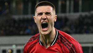 Striker Manchester United (MU), Benjamin Sesko, melakukan selebrasi setelah membobol gawang Everton pada lanjutan Liga Inggris 2025/2026 di Goodison Park, Selasa (24/2/2026) dini hari WIB. (Paul ELLIS / AFP)