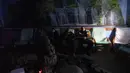Tentara Ukraina mendengarkan musik meditasi selama sesi aromaterapi di pusat rehabilitasi di wilayah Kharkiv, pada 30 Desember 2022. Perang 10 bulan tanpa henti telah mendorong seorang komandan setempat untuk mengubah sanatorium era soviet lama menjadi pusat pemulihan bagi prajurit untuk mengobati penyakit mental dan fisik. (AP Photo/Vasilisa Stepanenko)