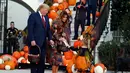 Presiden AS, Donald Trump dan ibu negara Melania Trump membagikan permen kepada anak-anak selama acara trick-or-treat Halloween di South Lawn, Gedung Putih, Senin (28/10/2019). Halloween memang menjadi salah satu perayaan terbesar di banyak negara di seluruh dunia. (AP/Alex Brandon)