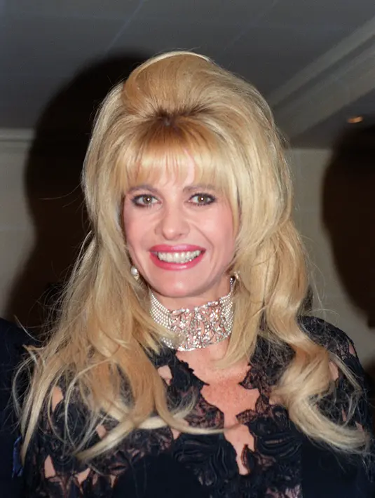 <p>Potret Ivana Trump untuk koleksi siap pakai Musim Semi-Musim Panas 1992 di Paris, Prancis, 20 Oktober 1991. Pekerjaan di industri modeling membawa Ivana bertemu Donald Trump saat syuting di New York City pada 1976 dan menikah sembilan bulan kemudian. (PIERRE GUILLAUD/AFP)</p>