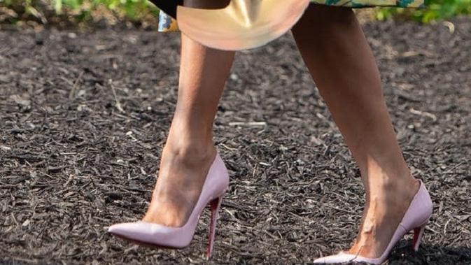 Ibu Negara Amerika Serikat, Melania Trump,  tampil cantik dan anggun, namun sepatu hak itu perlu diganti saat dia berkebun. (Saul Loeb / AFP)