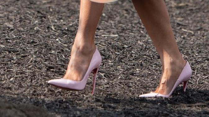 Ibu Negara Amerika Serikat, Melania Trump,  tampil cantik dan anggun, namun sepatu hak itu perlu diganti saat dia berkebun. (Saul Loeb / AFP)