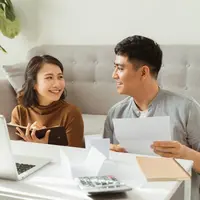 Ilustrasi pasangan membahas keuangan/copyrightshutterstock/Makistock