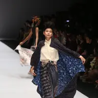 Koleksi Sutra Dewangga BINhouse Jakarta Fashion Week 2019 (Fimela.com/Nurwahyunan)