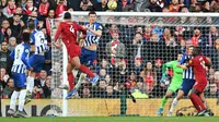 Virgil van Dijk mencetak gol untuk Liverpool ke gawang Brighton. (AFP/Paul Ellis)