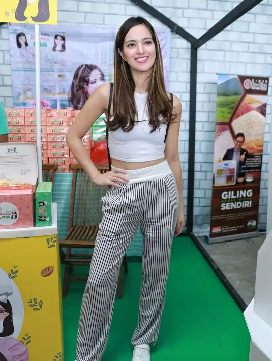 Begitu disinggung kapan mengikuti jejak Chacha Frederika mengenakan hijab, Nia Ramadhani mengaku masih belum memikirkan. "Masih jauh perjalanannya," singkat Nia Ramadhani sambil tertawa. (Adrian Putra/Bintang.com)