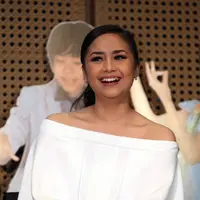 "Jadi makan waktu sih. Aku pengin coba sesuatu yang berbeda. Aku pikirin kalau konsepnya stop bully di sekolah, bosen. Aku tercetus ide superhero. Yang ikonik," ujar Gita yang serius di industri musik ini. (Nurwahyunan/Bintang.com)