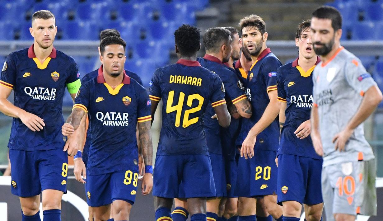 Para pemain AS Roma merayakan gol bunuh diri yang dilakukan pemain Istanbul Basaksehir pada laga Europa League di Stadion Olimpico, Roma, Kamis (19/9). Roma menang 4-0 atas Istanbul. (AFP/Alberto Pizzoli)