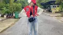 Tante Gala ini tampil sporty dengan jaket basketball merah, dipadukan celana denim. Dengan topi cap merah dan snapshot camera bag dari Marcjacobs hitam seharga Rp4.6 juta. (@fuji_an)