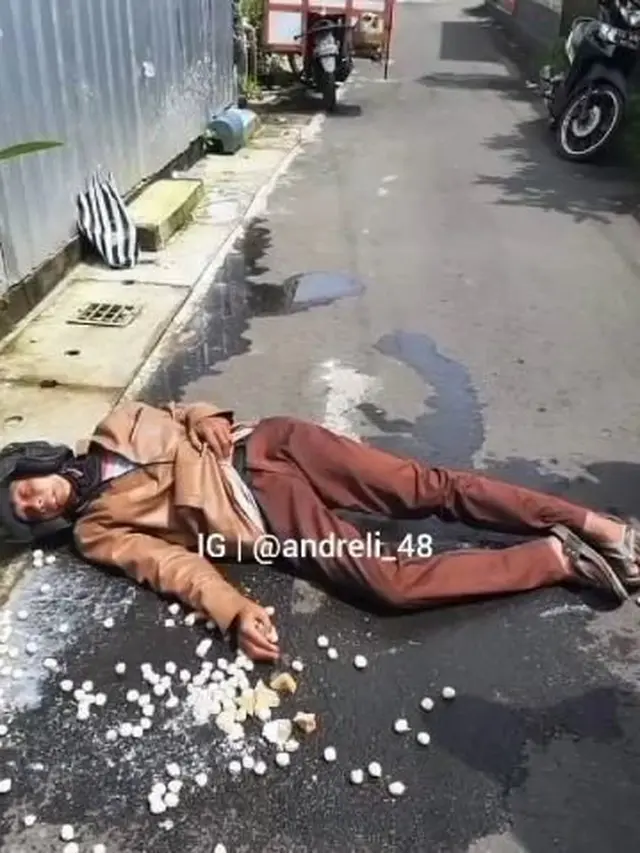 Pedagang bakso jatuh
