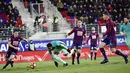 Pemain FC Barcelona, Neymar Jr saat melewati kepungan para pemain Eibar pada lanjutan La Liga Spanyol di Municipal de Ipurua, Eibar, (22/1/2017). Barcelona menang 4-0.(AP/Alvaro Barrientos)