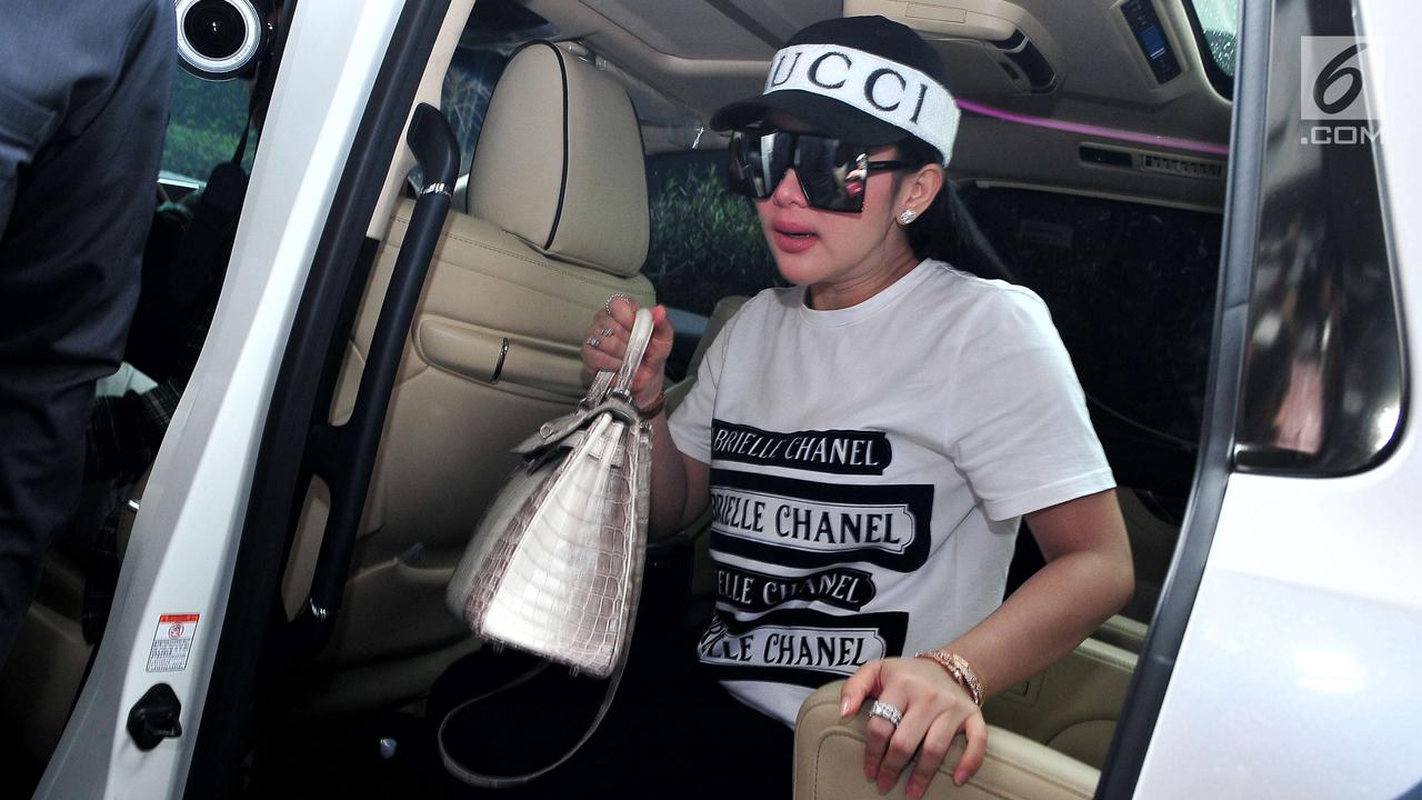 Syahrini Sambangi Bareskrim Polri