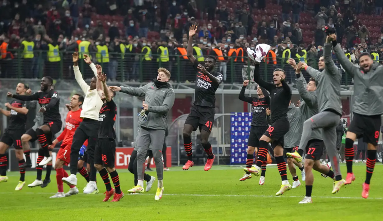 Para pemain AC Milan merayakan berakhirnya laga melawan Torino pada pertandingan Liga Italia Serie A di Stadion San Siro, Milan, Italia, 26 Oktober 2021. AC Milan menang 1-0. (AP Photo/Luca Bruno)