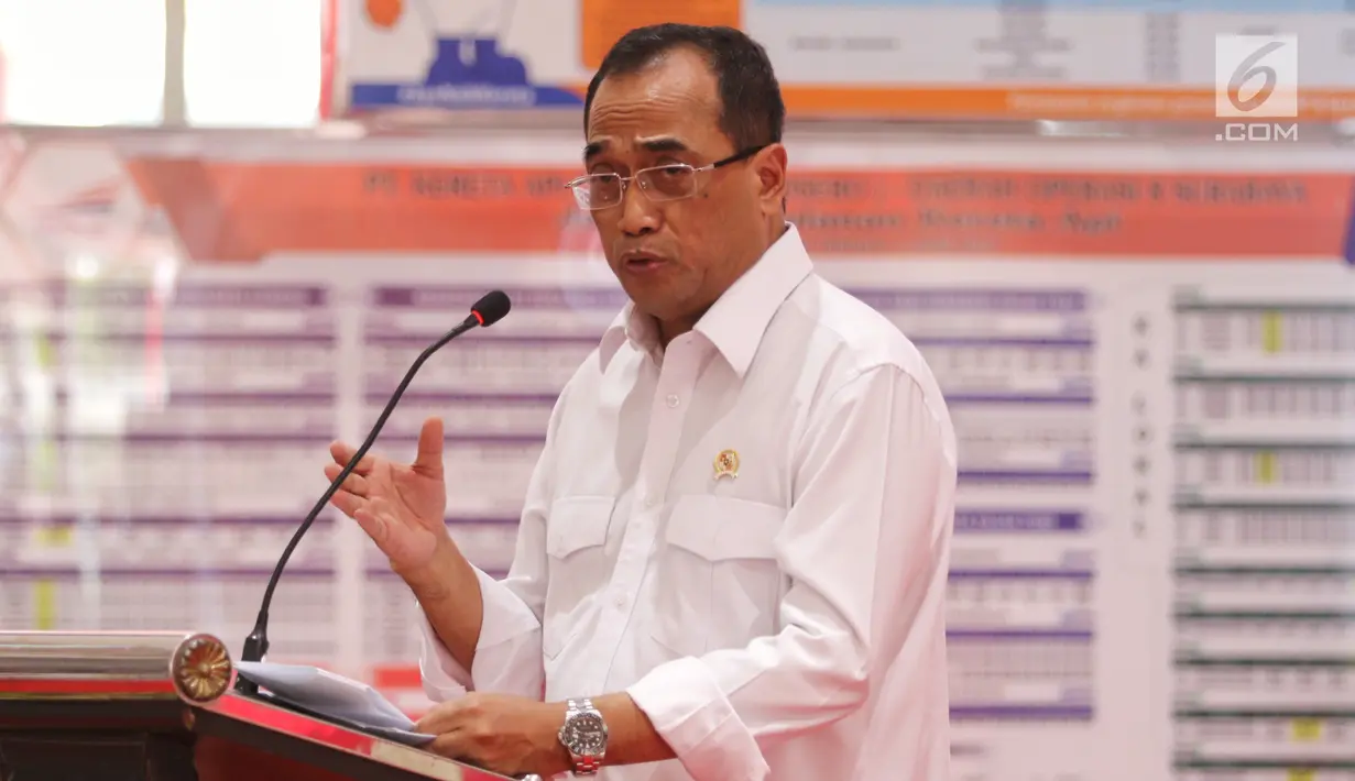 Menhub Budi Karya Sumadi memberi pemaparan dalam dialog Jelajah Kebangsaan di Stasiun Gubeng, Surabaya, Jawa Timur, Kamis (21/2). Dialog bertema 'Mengikuti Semangat Arek Surabaya dalam mempersiapkan Indonesia Emas 2045'. (Liputan6.com/JohanTallo)