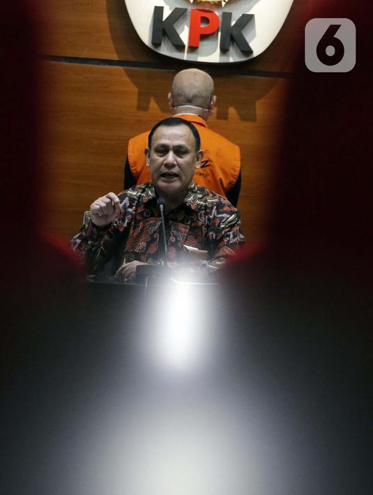Ketua KPK, Firli Bahuri saat rilis penetapan dan penahanan pemilik PT AMS, Kiagus Emil Fahmy Cornain di Gedung KPK, Jakarta, Kamis (20/5/2021). Kiagus Emil ditahan terkait dugaan korupsi pembayaran kegiatan fiktif agen PT Asuransi Jasa Indonesia tahun 2010-2014 (Liputan6.com/Helmi Fithriansyah)