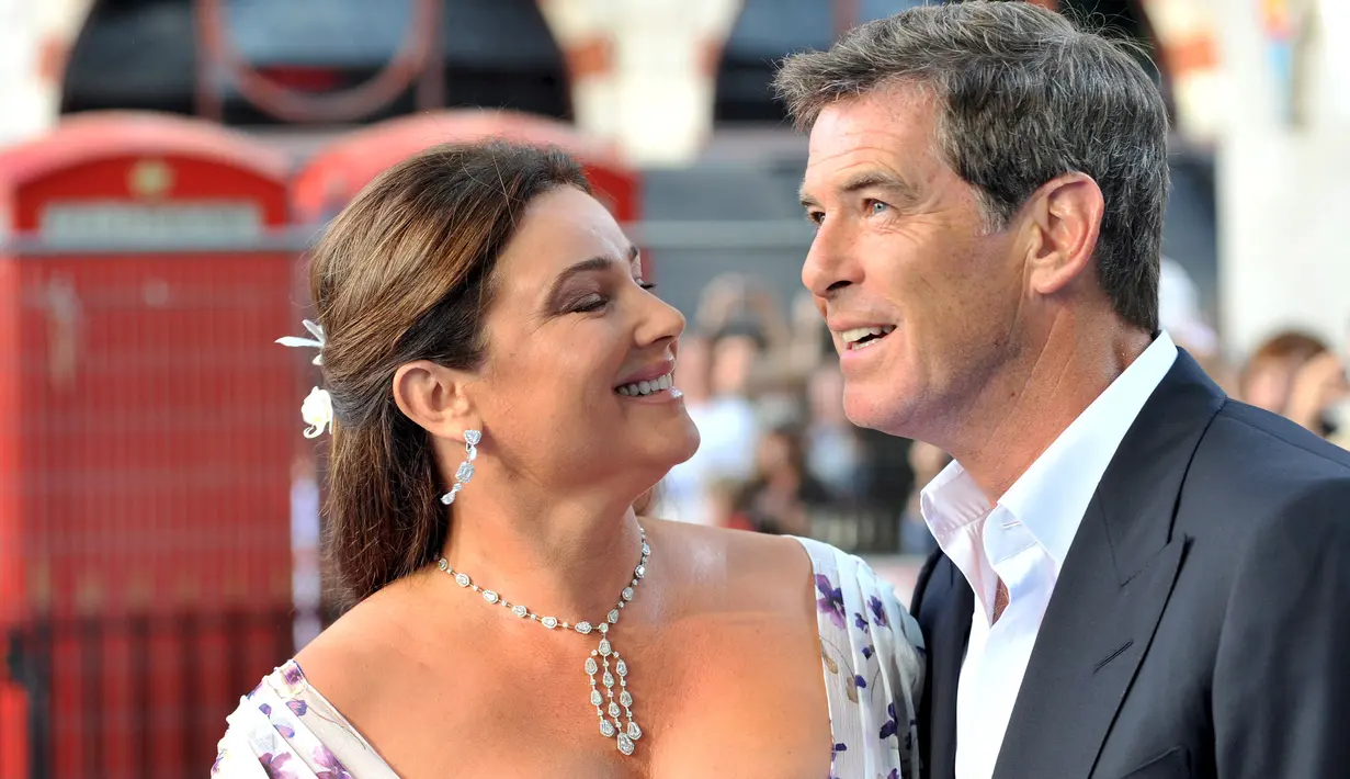 Pierce Brosnan mencintai istrinya, Keely Shaye Smith dengan sepenuh hati. Cinta yang menerima apa adanya, baik dan buruk, kekurangan dan kelebihan pasangan masing-masing. (Bintang/EPA)