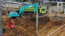 Alat berat menggali tanah saat pemasangan paku bumi dalam proyek pembangunan Pasar Senen Blok I dan II di kawasan Pasar Senen, Jakarta Pusat, Rabu (11/3/2020). Proyek pembangunan Pasar Senen Blok I dan II menghabiskan biaya Rp 900 miliar. (Liputan6.com/Faizal Fanani)