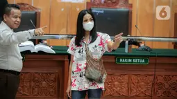 Aktris Nirina Zubir (kanan) berbincang saat menghadiri sidang lanjutan kasus mafia tanah di Pengadilan Negeri Jakarta Barat, Jakarta, Selasa (7/6/2022). Dua aset tanah kosong telah dijual oleh Riri Khasmita, sedangkan empat aset tanah dengan bangunan telah diagunkan ke bank. (Liputan6.com/Faizal Fanani)