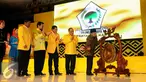 Presiden RI ketiga, BJ Habibie (kanan) memukul gong tanda dibukanya Rapimnas Partai Golkar 2016 di Jakarta, Sabtu (23/1/2016). Rapimnas digelar setelah Mahkamah Partai merekomendasikan penyelesaian konflik lewat Munas. (Liputan6.com/Helmi Fithriansyah)