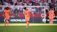 Roony Bardghji dan Jules Kounde bereaksi dalam laga La Liga Spanyol antara Sevilla dan Barcelona di Ramon Sanchez Pizjuan, 5 Oktober 2025. (AP Photo/Jose Breton)