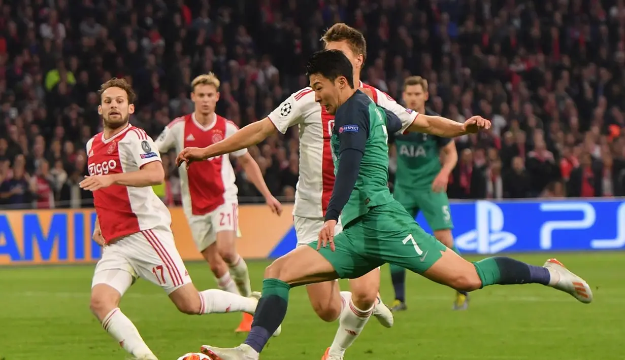 Penyerang Spurs, Son Heung-Min pada leg kedua semifinal Liga Champions yang berlangsung di Stadion Amsterdam Arena, Amsterdam, Kamis (9/5). Spurs menang 3-2 atas Ajax. (AFP/Emmanuel Dunand)