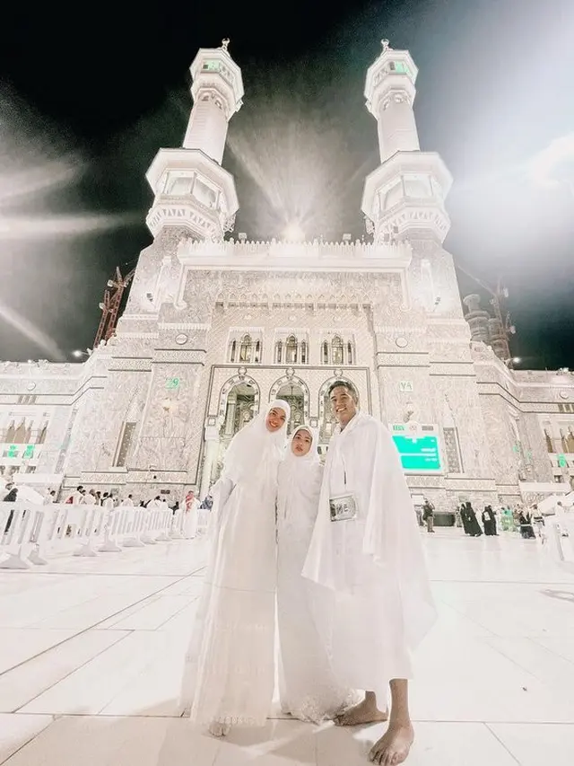 6 Potret Mikhayla Anak Nia Ramadhani Jalani Umrah, Menawan Pakai Hijab dan Cadar