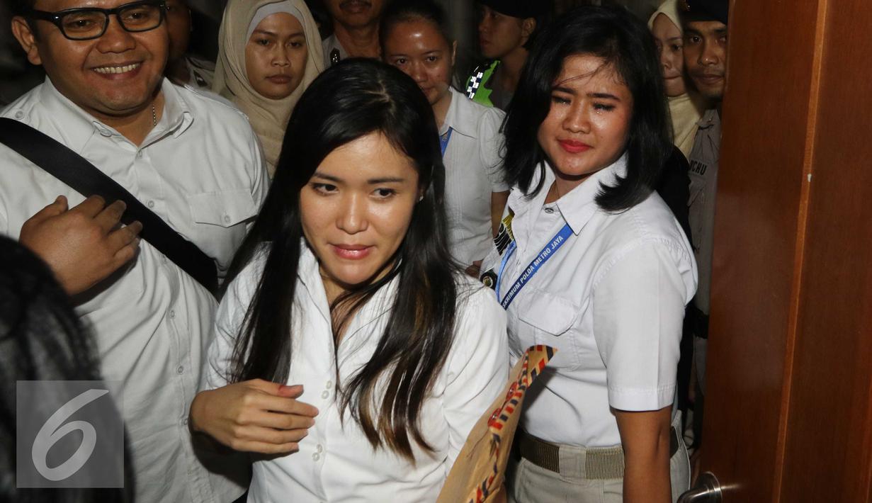 Jessica Kumala Wongso terlihat tenang usai divonis 20 tahun penjara di Pengadilan Negeri (PN) Jakarta Pusat, Jakarta, Kamis (27/10). Vonis hakim tersebut sama dengan tuntutan Jaksa yaitu 20 tahun. (Liputan6.com/Helmi Afandi)