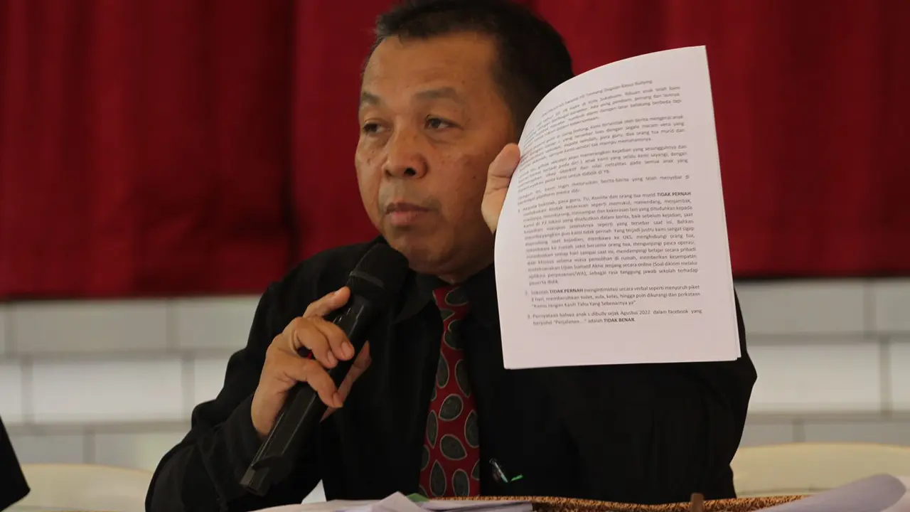 Pengacara pihak sekolah, Muhammad Saleh Arief saat konferensi dugaan kasus bullying anak SD di Kota Sukabumi (Liputan6.com/Fira Syahrin).