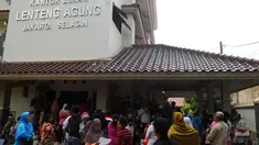 Ratusan warga memadati Kantor Kelurahan Lenteng Agung demi mengurus Kartu Pintar Jakarta (KJP), Jakarta, Rabu (4/6/14). (Liputan6.com/Miftahul Hayat)