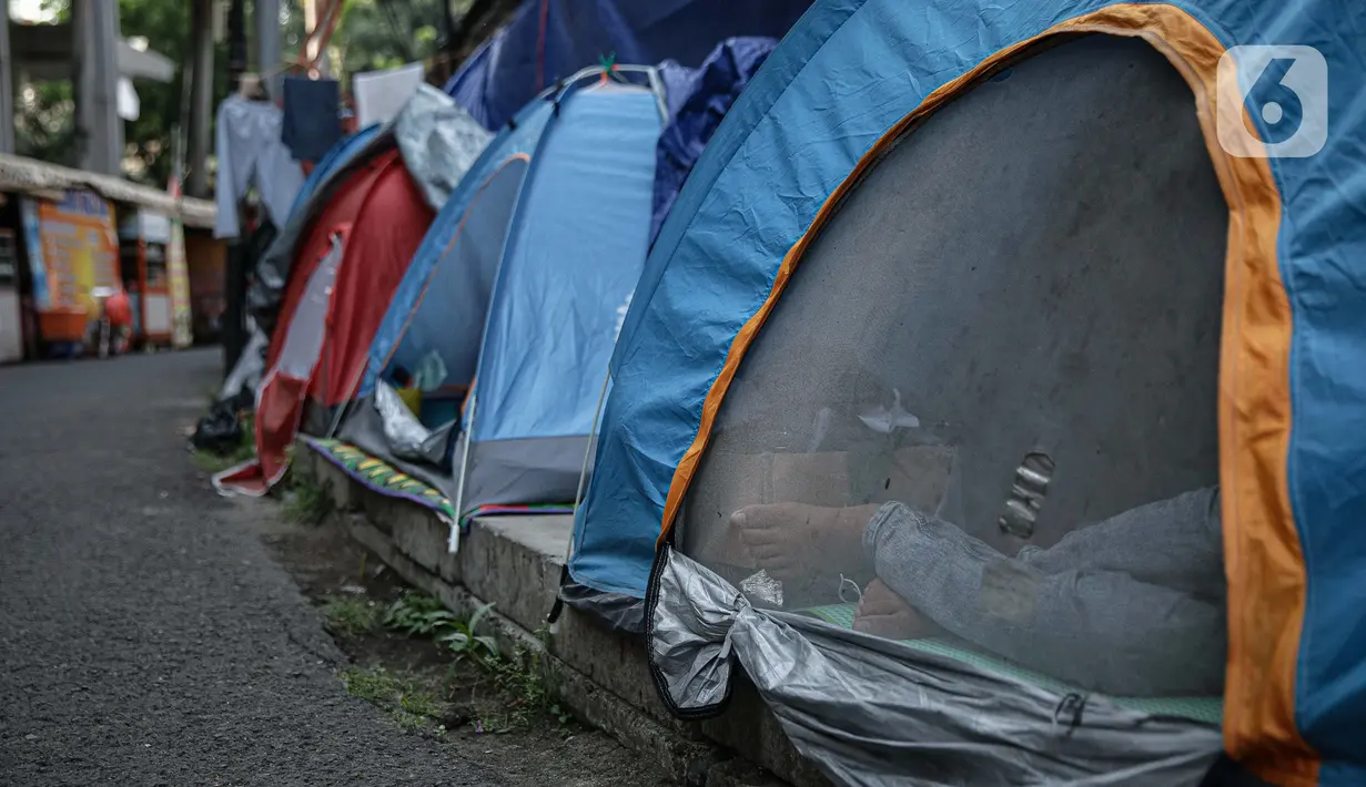 Deretan tenda pengungsi Afghanistan yang didirikan di trotoar Kawasan Kebon Sirih, Jakarta, Kamis (26/8/2021). Sebanyak 20 pengungsi asal Afghanistan kembali menempati trotoar dengan harapan bisa diterbangkan ke negara lain dan mendapatkan kehidupan yang lebih layak. (Liputan6.com/Faizal Fanani)