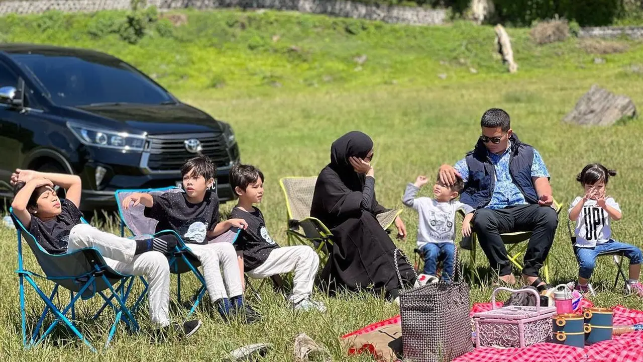 6 Momen Seru Ratna Galih Piknik Bareng Keluarga Nikmati Pemandangan Alam
