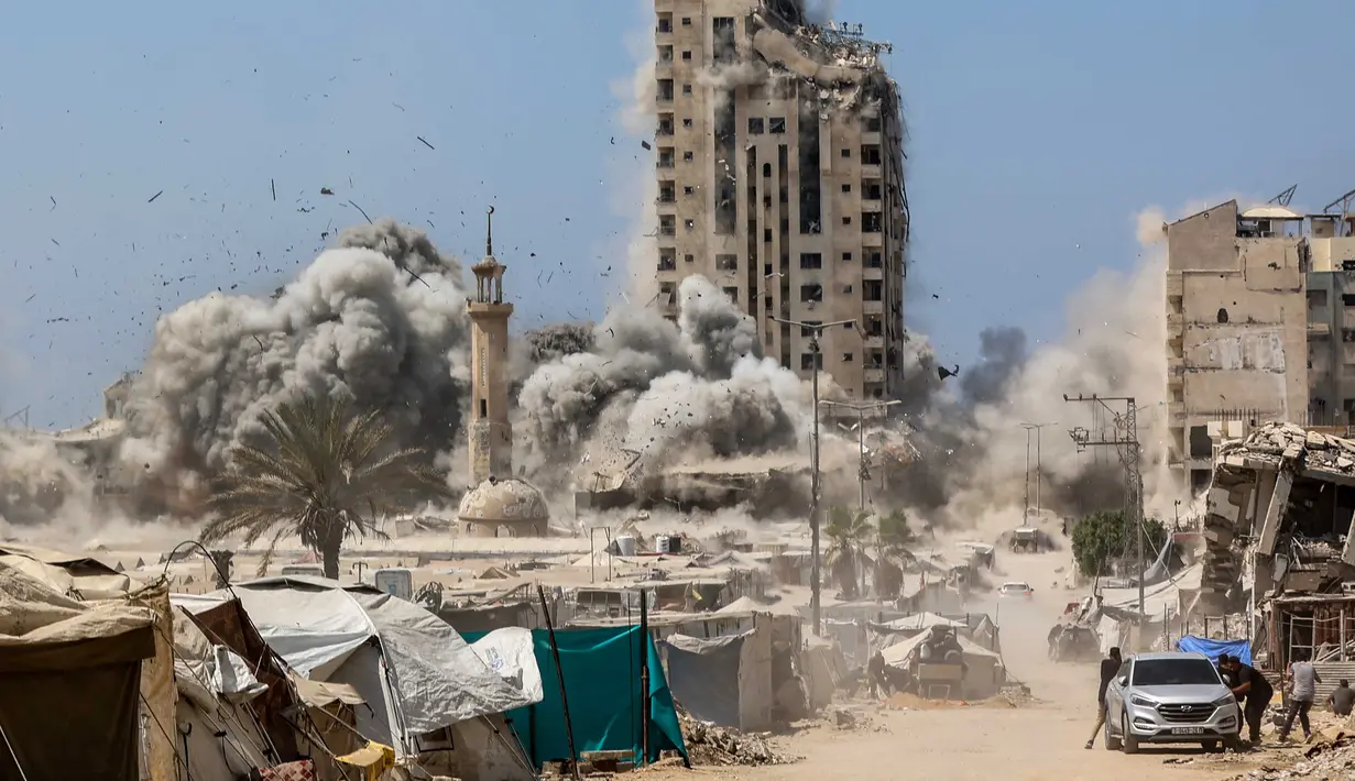 Menara Mushtaha, terkena serangan bom di beberapa lantai sehingga nyaris rata dengan tanah. (Omar AL-QATTAA/AFP)