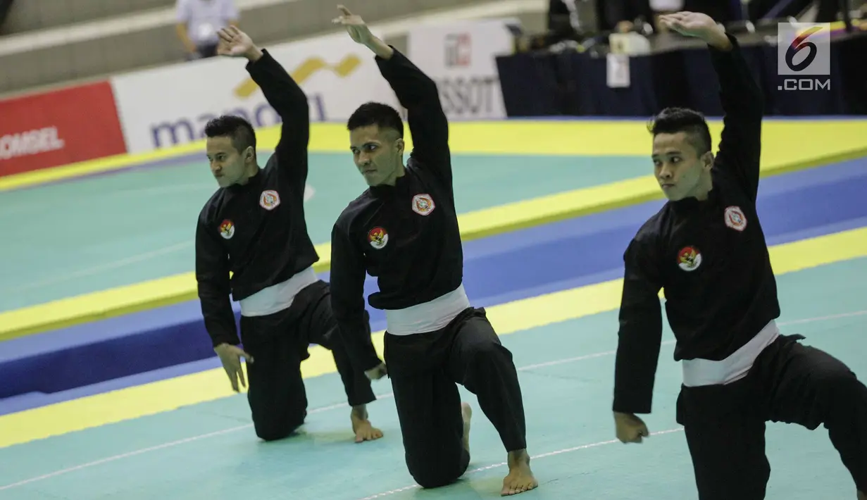Pesilat Indonesia memperlihatkan jurus dalam pertandingan Pencak Silat Beregu Putra saat final 18th Asian Games Invitation Tournament di Padepokan Silat TMII, Jakarta, Rabu (14/2). Indonesia menyabet emas dengan skor 466. (Liputan6.com/Faizal Fanani)
