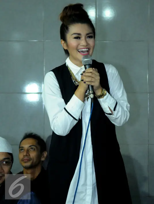 Pedangdut Fitri Karlina saat ikut meramaikan acara sahur on the road sekaligus mengunjungi korban kebakaran di daerah Kampung Jawa, Kota, Jakarta, Selasa (14/7/2015) dini hari. (Liputan6.com/Faisal R Syam)
