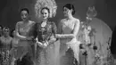 Parade kebaya tiga perempuan cantik yang bisa jadi inspirasi untuk pengantin dan bridesmaid, nih. [Foto: Instagram @medinadinaaa]