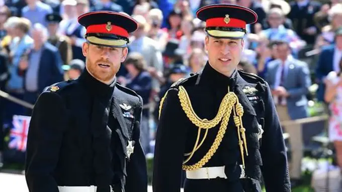 William memakai seragam yang sama dengan Harry pada Sabtu (19/5) kemarin © AFP