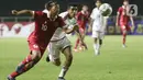 Pemain tengah Timnas U-17 Indonesia, Ahmad Zidan Rosyid (kiri) berebut bola dengan Rashid Saif Alshamsi (Uni Emirat Arab) pada laga Kualifikasi Grup C Piala Asia U-17 2023 di Stadion Pakansari, Kab. Bogor, Jawa Barat, Rabu (5/10/2022). Laga kedua tim berlangsung sengit dan berakhir untuk keunggulan Timnas U-17 Indonesia dengan skor 3-2. (Liputan6.com/Helmi Fithriansyah)